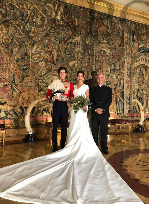 Los duques de Huéscar con el sacerdote Ignacio Jiménez Sánchez-Dalp, confesor de Cayetana de Alba