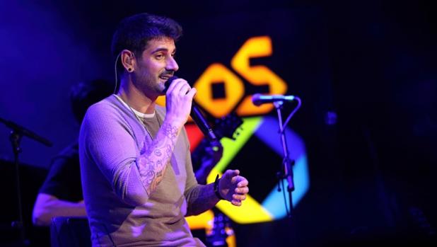 Melendi, durante su actuación en LOS40 Básico Opel Corsa, en el Teatro Barceló de Madrid