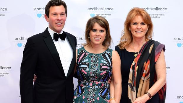 Sarah Ferguson junto a Eugenia de York junto a su prometido