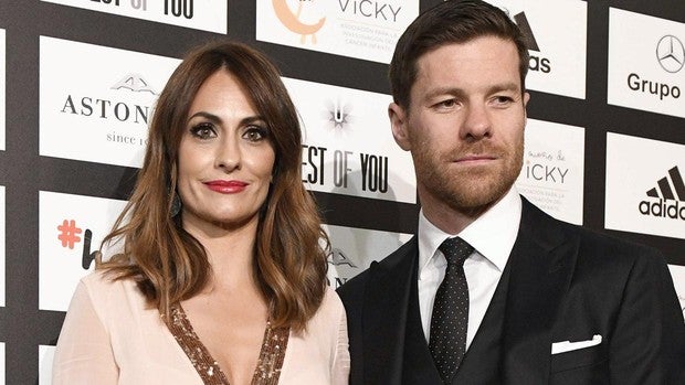 Xabi Alonso y su mujer