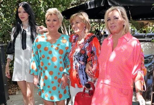 Alejandra Rubio posa junto a su abuela, su madre y su tía