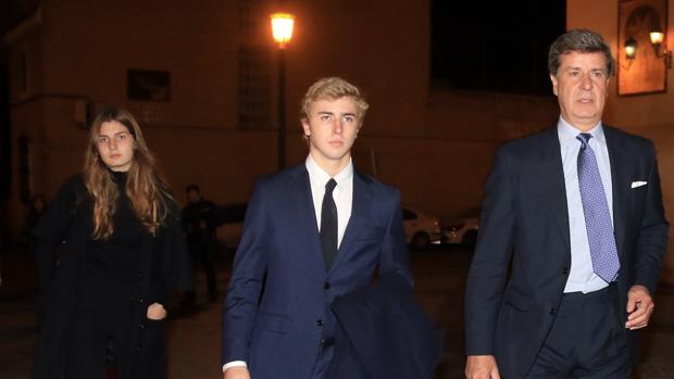 Amina y Luis Martínez, junto a su padre