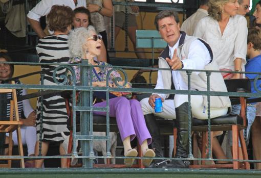Cayetano Martínez de Irujo y su madre, la duquesa de Alba, en 2013