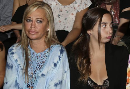 Belén Esteban y Andrea, en 2016, en un desfile de la Mercedes-Benz Fashion Week Madrid