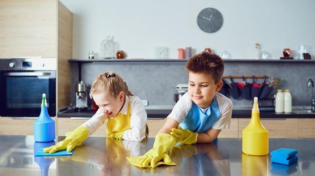 Trabajar las tareas del hogar en familia les ayuda a despertar habilidades que desconocen