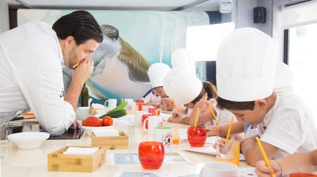 Xanty Elías, durante una de las clases de «Cultura Gastronómica»