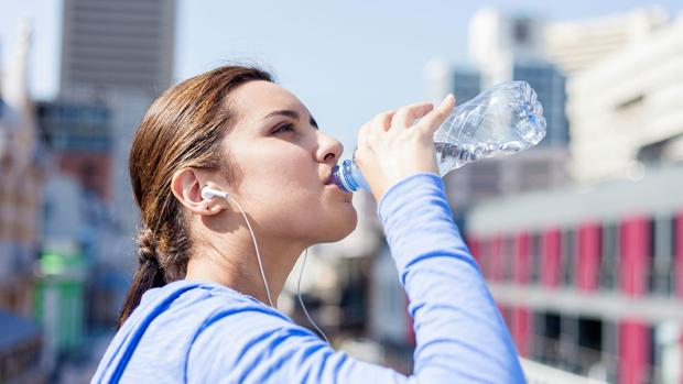 Se recomienda beber entre 2 y 2,5 litros de agua al día