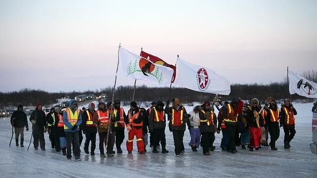 Protesta en Attawapiskat para pedir medidas contra la ola de suicidios