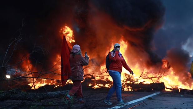Algunos manifestantes bloquean una autopista durante las protestas contra Temer
