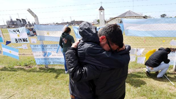 Familiares y amigos de uno de los tripulantes, Alejandro Damián Tagliapietra, en el exterior de la base naval