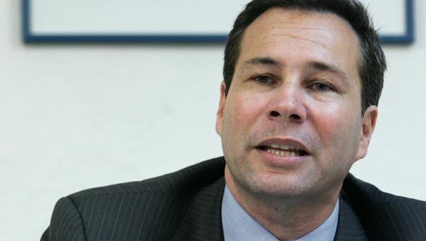 Fotografía de archivo fechada el 8 de marzo de 2007 que muestra al fiscal argentino Alberto Nisman durante una rueda de prensa