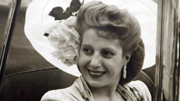 Eva Duarte pasea en coche, en Buenos Aires