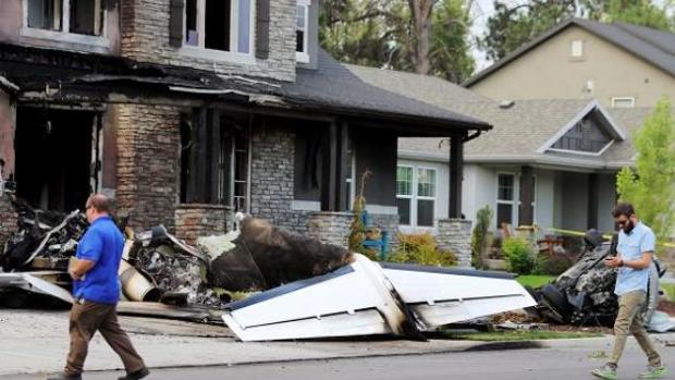 Los restos de la avioneta tras estrellarse contra la vivienda en la localidad de Payson, Utah