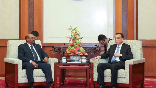 El presidente de Sudán, Omar al-Bashir (i), junto al premier chino, Li Keqiang, en Pekín