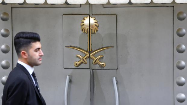 Un miembro del personal de seguridad se encuentra en la entrada del consulado de Arabia Saudí en Estambul