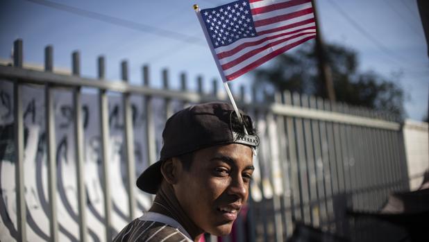 Un centroamericano, frente a la frontera entre México y EE.UU. a la espera de alcanzar una vida mejor