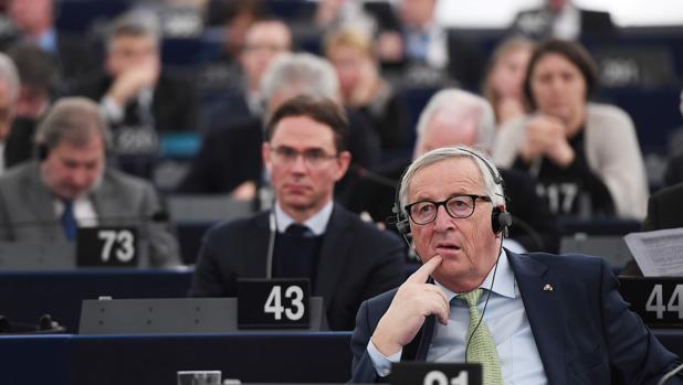 El presidente de la Comisión Europea, Jean-Claude Juncker, asiste a una ceremonia para conmemorar el vigésimo aniversario del lanzamiento del euro en el Parlamento Europeo