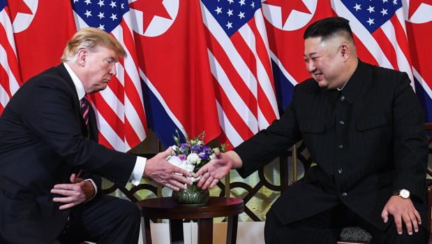 Donald Trump y Kim Jong Un, durante su encuentro en Hanói