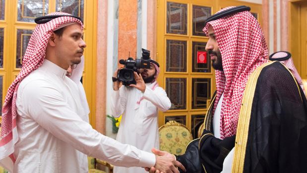 El Príncipe heredero de Arabia Saudí (a la derecha), Mohamed bin Salman recibe a Salah bin Jamal Khashoggi, uno de los hijos del periodista saudí asesinado