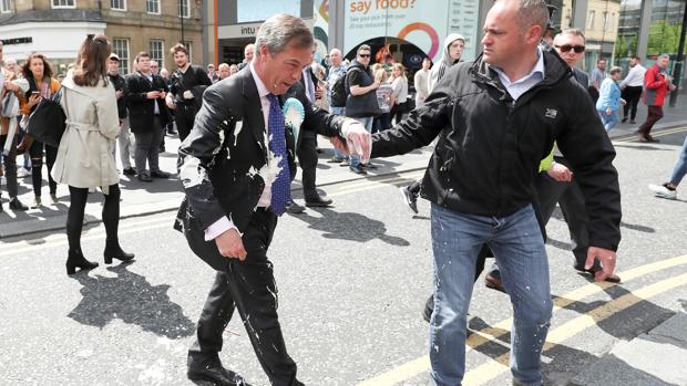 Lanzan un batido a Farage en Newcastle