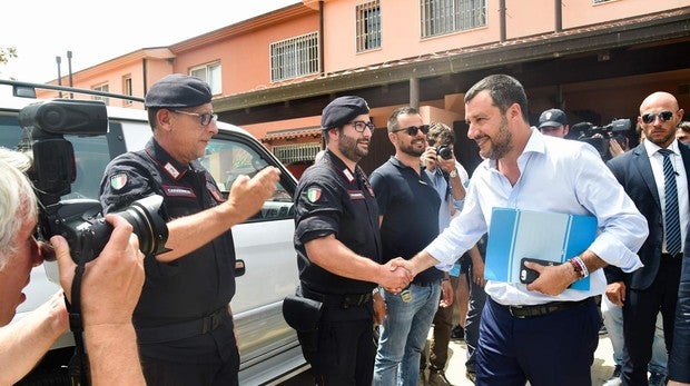 Salvini saluda a un policía italiano en Mineo,, al sur de Italia