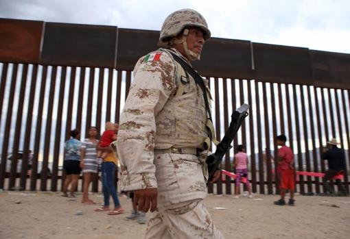Soldados mejicanos controlan la seguridad en la frontera con EE.UU.