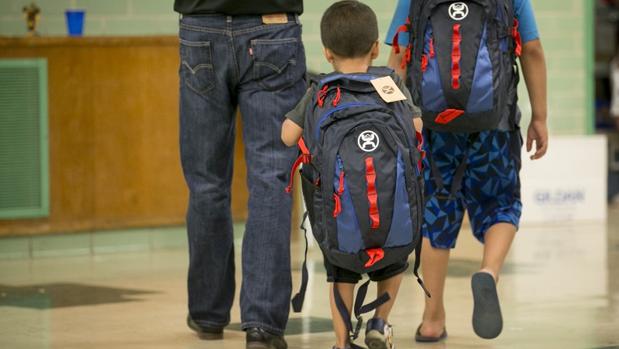 Unos niños con sus mochilas reforzadas entran en una escuela en Estados Unidos