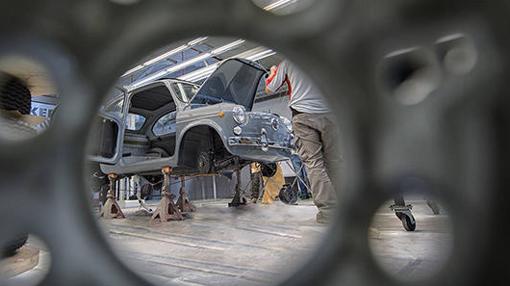 30 personas y 1.500 horas de trabajo para restaurar el Seat 600 descapotable