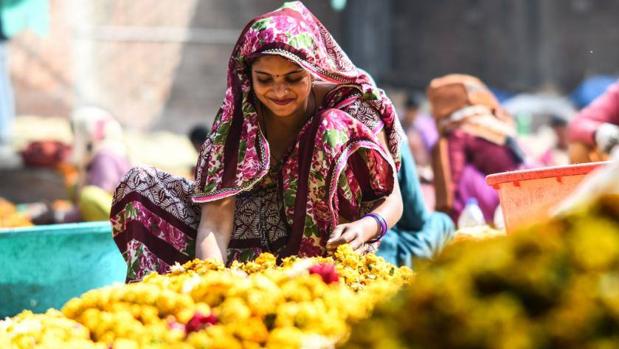 Una colorida y fragante solución para evitar la contaminación del río Ganges
