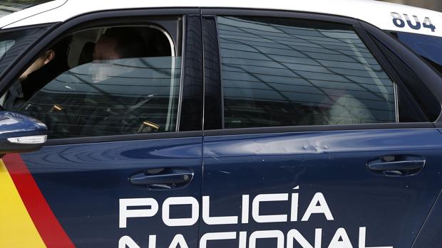 Un vehículo de la Policía Nacional abandona el TSJN con uno de los cinco acusados