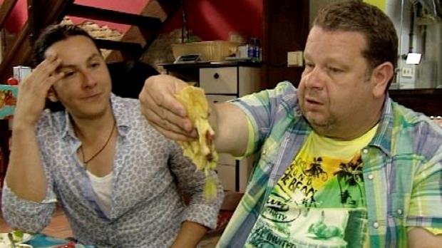 Alberto Chicote junto a Roberto de la Rosa en «Pesadilla en la cocina»