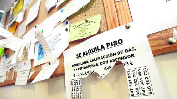 Los estudiantes denuncian que encontrar un piso de alquiler para todo el año es cada vez más complicado