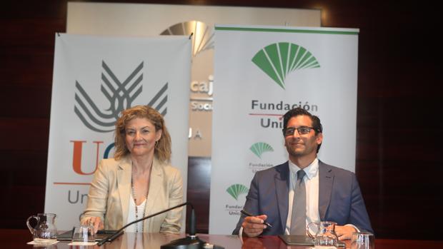 Teresa García Valderrama (UCA)y Rafael Muñoz Zayas (Fundación Unicaja) en un momento de la firma.