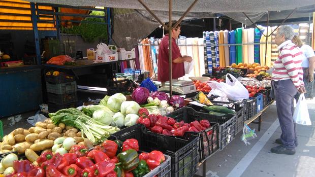 Un puesto de fruta en un mercadillo andaluz