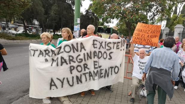 Un instante de la protesta de los vecinos de Tarazona ante las puertas del Parlamento de Andalucía