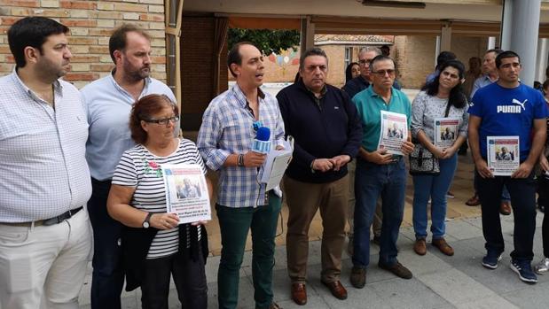 Los familiares de Joaquín Gómez junto a una representación municipal, durante la concentración el pasado martes