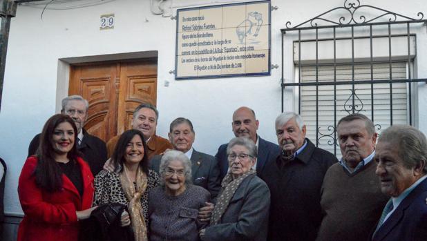 Rafael Sobrino posa, acompañado por varios vecinos, junto al azulejo descubierto en su honor