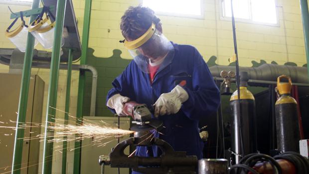 La industria sigue sin imponerse al sector servicios en Cádiz
