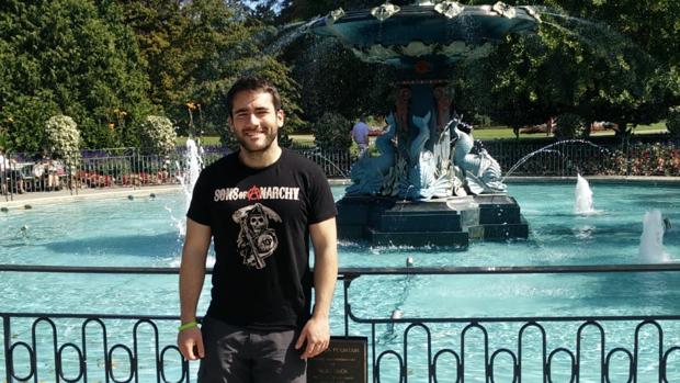 Salvador Chirino junto a la fuente Peacock, uno de los lugares más emblemáticos de Christchurch