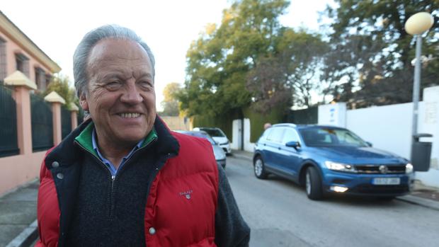 Pedro Pacheco, en la puerta de su casa en una de sus escasas salidas de prisión.