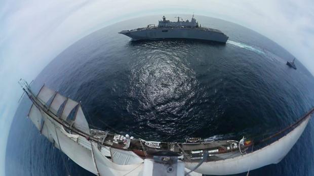 Imagen del encuentro tomada con una cámara de 360 grados desde el Elcano.