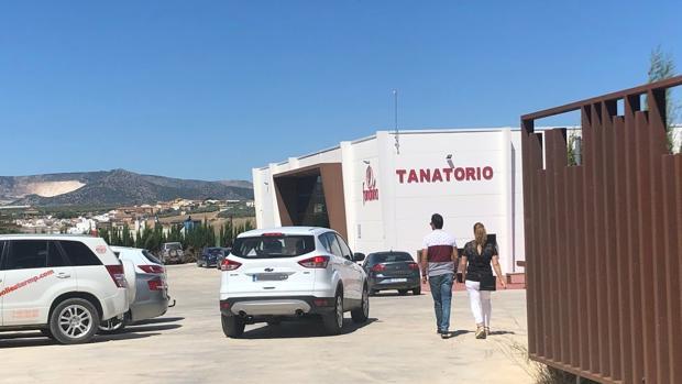 Familiares y amigos de las víctimas en el tanatorio de Casariche
