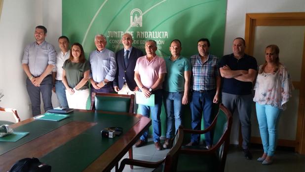 El delegado de Educación de la Junta y los alcaldes de los nueve municipios beneficiados con este acuerdo