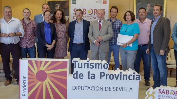 El presidente de la Diputación y representantes de escuelas de hostelería durante la firma de un acuerdo de colaboración