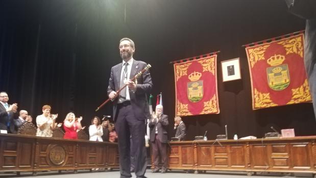 Juan Franco, con el bastón de mando.