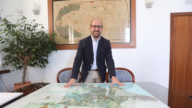 El alcalde de El Puerto, en el despacho de la Alcaldía de El Puerto.