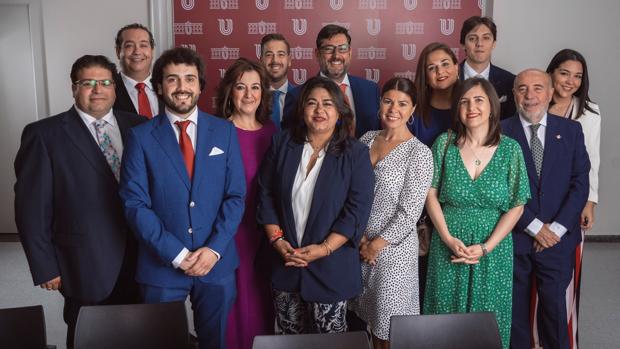 Los catorce concejales del PSOE que conforman el nuevo gobierno municipal de Utrera