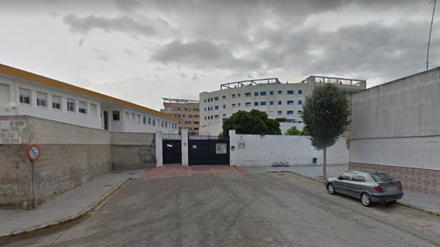 Una de las entradas al colegio.