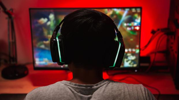 Adolescente juega a la videoconsola en su hogar, en una foto de archivo