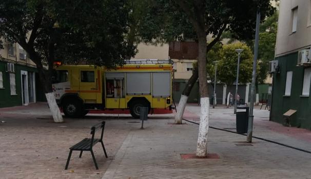 Camión de los bomberos en el lugar del incendio.